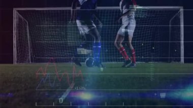 İki erkek futbolcu gol çizgisinde topu ele geçirmek için numara yapıyor, spor analizi çizelgeleri güncelleniyor. Atletizm, rekabet, strateji, yenilik, spor, eğitim, takım çalışması