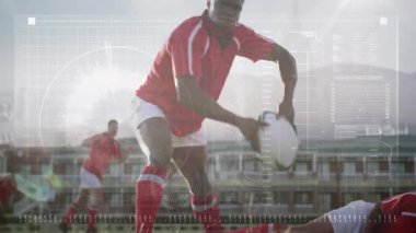 Erkek rugby oyuncusu sahada topu kurtarıyor, yarı saydam HUD kaplamalı pası yerleştiriyor. Sporcu, takım çalışması, yarışma, spor, hareket, strateji, açık hava