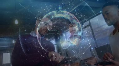 Ofisteki çeşitli iş adamları üzerinde bağlantı ağının ve dünyanın animasyonu. küresel iş, bağlantılar ve dijital arayüz konsepti dijital olarak oluşturulmuş video.