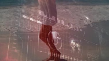 Çıplak ayak, kumsalda yürüyen kırmızı eşarp taşıyan bir kadın olarak yumuşak kum aktifleştirici teknoloji HUD elementleri. Kadın, zarafet, dinginlik, fütürizm, doğa, hareket, yaşam tarzı