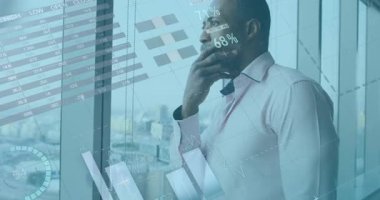 Afro-Amerikan iş adamı düşüncesi üzerine istatistik ve veri işleme animasyonu. küresel iş, finans ve veri işleme kavramı dijital olarak oluşturulmuş video.