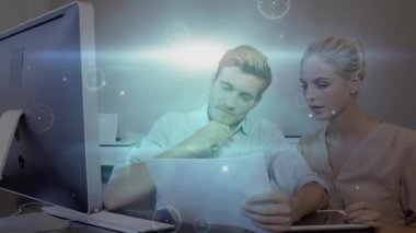 Kafkasyalı çiftlerin bilgisayar kullanarak finans hesaplamalarına karşı kurulan bir ağ. Aile bütçesi ve küresel ağ teknolojisi kavramı