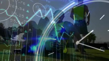 Saat 10 'u geçerken, diz çökmüş oyuncu atımlı grafiklerle futbol topunu kaldırıyor. Sporcu, takım çalışması, dijital teknoloji, fitness, spor performansı, açık hava, analiz