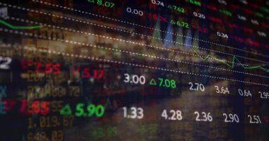 Gece şehir manzarasına karşı borsa veri işleme kompozit videosu. küresel finans ve ekonomi kavramı