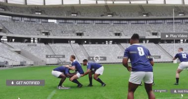 Defans oyuncusu topu stadyum asansörlerine fırlatıyor Jumper kaldırıyor top yüzen AR etiketleri takıyor. Atletizm, takım çalışması, dijital arayüz, spor teknolojisi, rekabetçi, arena, dinamik