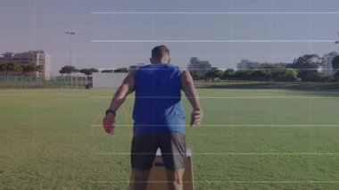 Spor sahasında kutuya yaklaşan bir adam kutunun üzerine atlıyor ve holografik ölçüler üretiyor. Fitness, eğitim, çeviklik, spor, dijital, analitik, açık hava