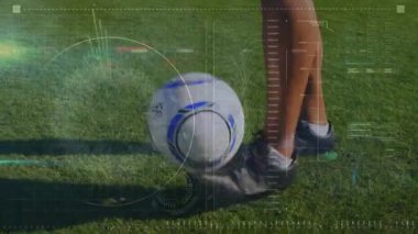 Erkek oyuncunun bacakları yukarı doğru topa vuruyor, topu dengeliyor ve analitik kaplama altında havada tutuyor. Atletik, spor, eğitim, biyomekanik, teknoloji, performans, fitness