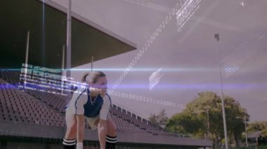 Kaleci, hedef için tarama yapıyor, top yükseliyor ve ikili kaplamayı etkinleştiriyor. Sporcu, performans, dijital, spor giyim, açık hava, hassasiyet, çeviklik