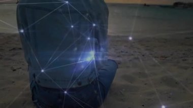 Gün batımında kıyıda oturan bir kadın ışıldayan bir ağ yaratıyor ve teknolojisini sergiliyor. Bağlantıyı kesmek, sinirsel, yenilik, dinginlik, fütürizm, meditasyon, bağlantı