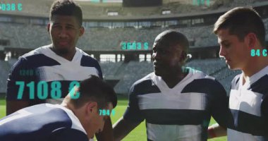 Futbol takım arkadaşları toplanıyor, eğilip dinliyorlar ve planlama için hareketli finans istatistiklerine neden oluyorlar. Takım arkadaşları, işbirliği, strateji, yenilik, takım ruhu, açık hava, canlı