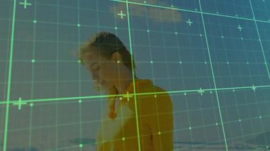 Yeşil şebeke taraması etkinleştiriliyor. Kadın kıyıda sığ sularda yürüyor. Teknoloji için cesedi haritalıyor. Gelecekçi, giyilebilir, teknoloji, kıyı, doğa, huzur, yenilik