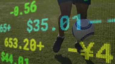 Nakit para akışı olduğunda, erkek oyuncu sahada topa vurup hokkabazlık yaparak kontrolü ele alıyor. Sporcu, spor, eğitim, hareket, çeviklik, açık hava, rekabetçi