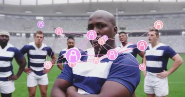 Kaptan ragbi sahasında duruyor, pembe-mor bağlanan takım ağındaki hareketli düğümler. Sporcular, takım çalışması, bağlantı, işbirliği, sportmenlik, dijital arayüz, ağ