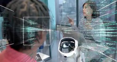 Sistem mimarı VR kulaklıkta dizüstü bilgisayar özellikleri belirliyor, kod kullanarak animasyon teknolojisi tasarımı yapıyor. İşbirliği, yenilik, teknoloji, yumuşak geçiş, profesyonel, modern, beyin fırtınası