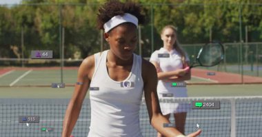 Animasyon sosyal medya ölçümleri yükselirken tenis oyuncusu top sektiriyor ve pazarlama için zayıflıyor. Spor, rekabet, dijital ilişki, açık hava, atletik, odaklanmış, canlı