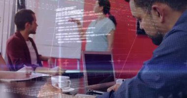 İstatistiksel veri işleme ofisinde gülümseyen Hintli adamın portresiyle karşılaştırılıyor. iş teknolojisi kavramı