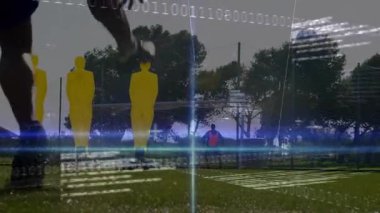 Futbolcu topa doğru adım atıyor ve dijital ortamda mankenler arasındaki vuruşlara rehberlik ediyor. Atletik, takım çalışması, dijital, simülasyon, fitness, spor kıyafeti, açık hava