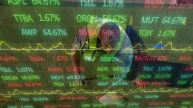 Yeşil yelek koçu koni turuncu yelek koordinasyon aralığını başlatıyor. Atletizm, takım çalışması, spor, açık hava, spor, spor, rekabet, hareket