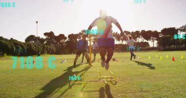 Engellerin arkasına geçmek, futbolcu zıplamak futbol antrenmanı için külahlar arasında top sürmek. Atletik, takım çalışması, çeviklik, spor, açık hava, spor, spor, rekabet