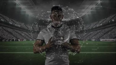 Erkek sporcu perdede avuç içlerine bastırıyor hologram küreye başlıyor veri ağı için dönüşümlü olarak genişliyor. Teknoloji, yenilik, fütürizm, veri görselleştirme, dijital, bilim, dijital sanat