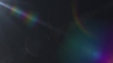 Siyah arkaplanda hareket eden ışık izlerinin animasyonu. ışık, desen ve hareket konsepti dijital olarak oluşturulmuş video.