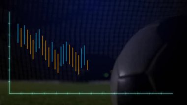 Performans grafiği trend oldu. Ayak vuruşu yapan futbol topu sahada ve kaleci dalış tasarrufu yapıyor. Spor, analitik, aksiyon, stadyum, rekabet, çeviklik, strateji