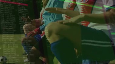 Altı futbolcu sahada ısınma hareketleri yapıyor, kamera kayması verileri gösteren kodları açığa çıkarıyor. Atletizm, takım çalışması, fitness, dijital, teknoloji, spor giyimi, açık hava
