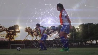 Genç kız topa hafifçe vuruyor ve futbol antrenmanı sırasında rakiplerini dijital ağla örtüyor. Atletik, takım çalışması, dayanıklılık, dijital, açık hava, rekabetçi, eğitim