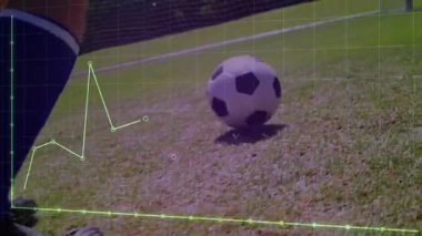 Futbolcu topa vuruyor, top sürüyor ve ağa vuruyor, analitik kaplama ile hareketi takip ediyor. Sporcu, spor, eğitim, performans, fitness, hareket, teknoloji