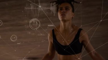 Ofiste çalışan beyaz kadın müşteri hizmetleri yöneticisiyle olan bağlantıları. Spor fitness ve teknoloji konsepti.