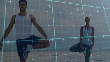 Kumsalda egzersiz yapan beyaz bir çiftin veri işleme animasyonu. sağlık, fitness ve dijital arayüz kavramı dijital olarak oluşturulmuş video.