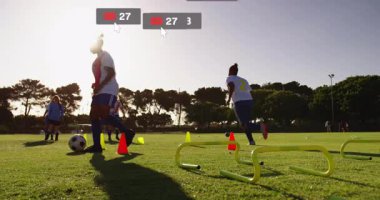 Dişi futbolcular, sosyal simgelerle hızla ilerleyen koni dokumaya başlıyorlar. Atletizm, takım çalışması, fitness, motivasyon, açık hava, sportmenlik, yarışma