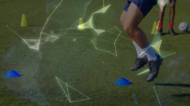 Ağ, spor sahasında erkek atletlerin etrafında kayboluyor külah külahında zıplıyor ve dünyanın altında sürünüyor. Atletizm, performans, fitness, dijital, teknoloji, takım çalışması, eğitim