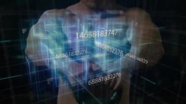 Tişörtsüz sporcu kettlebell kaldırıyor ve fitness ızgarasını etkinleştiriyor. Gövdeyi güncelliyor, sonra da kafası yörüngede dönüyor. Fitness, technology, innovation, siluet, viviviality, digital, strength