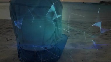 Plajda oturan bir kadın, teknolojide dönen küresel ağı görselleştirmek için geometrik düğümleri etkinleştiriyor. Fütürist, dijital, soyut, yenilik, keşif, dinginlik, bağlantı