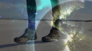 Yıldız alanı ayak izleriyle senkronize olmuş, parıldayan dünyayı gezen bir kadın. Macera, keşif, fütürizm, dijital, göksel, teknoloji, açık hava