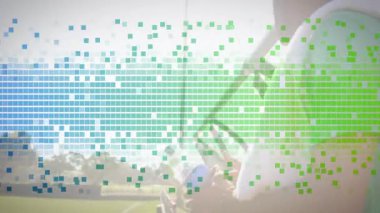 Kamera operatörü olarak dijital mozaik çözünüyor zoom ayarlıyor ve sondaj ekiplerini takip ediyor. Teknoloji, yayın, açık hava, atletik, aksiyon, profesyonellik, hareket