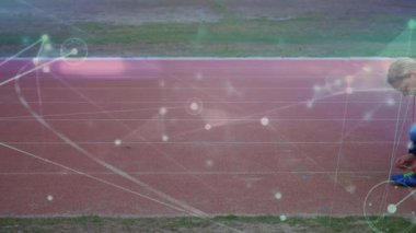 Koşmadan önce piste giren ve ayakkabı bağcığını animasyon spor verileriyle bağlayan kız etkileşim halinde. Atletizm, spor, rekabet, dijital, gelecek, performans, dayanıklılık