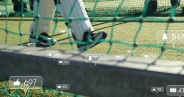 Ağ içindeki sahada alarm görünürken, kriket oyuncusu sosyal ikonlar tırmanırken adım atıyor. Atletizm, spor giyim, eğitim, dijital, açık hava, aktivite, hareket