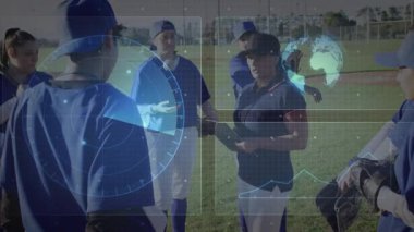 Sahada spor takımına brifing veren bayan koç, radar küresi ve grafik örtüşmelerini etkinleştiriyor. Koçluk, takım çalışması, dijital teknoloji, görselleştirme, spor, liderlik, eğitim