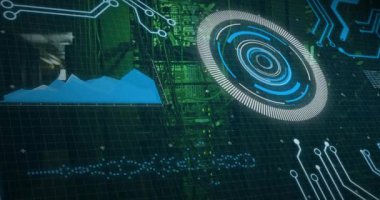 HUD ögesinin soluklaşması, sunucu verilerini birbirine bağlayan devre izlerinin büyümesini tetikler. Teknoloji, veri, analitik, arayüz, yenilik, dijital, ağ