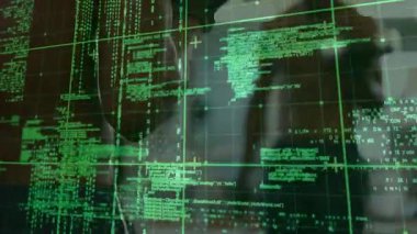 Silüet adam şeffaf panelin arkasında yürüyor, kodu inceliyor ve teknik analiz için şebekeyi değiştiriyor. Teknoloji, veri, yenilik, arayüz, dijital, fütürist, analitik