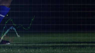 Şebeke örtüşmesi grafikleri ve spor analizlerinde% işaretleyicileri takip ettiği için futbolcu topa vuruyor. Atletizm, biyomekanik, performans, hareket, teknoloji, açık hava, rekabet