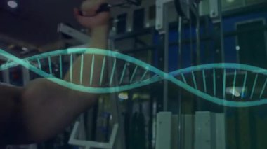 Erkek egzersizi kablo çekmeyi başlatıyor. DNA sarmalı eşleşmesiyle zindelik gösteriyor. Fitness, strength, bodybuilding, gym, dynamic, health, motion