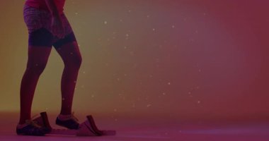 Sporcu kadın stüdyo zemininde pedala basıyor ve blokları hızlı duruş için ayarlıyor. Sporcu, motivasyon, performans, eylem, yoğunluk, odak, rekabet