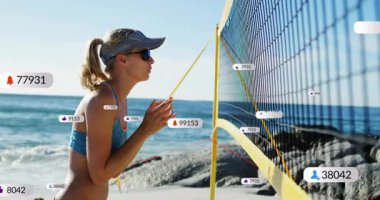 Kadın plaj voleybolcusu. Ağ etrafında adım atıyor, eğiliyor, sosyal medya ölçümlerini canlandırıyor. Sporcu, spor, plaj, dijital, katılım, rekabet, açık hava