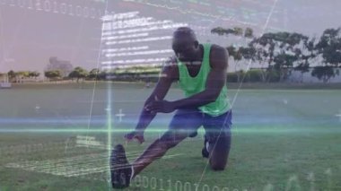Erkek sporcu sahada diz çöküp bacak esnetiyor, animasyon fitness verileri ilerlemeyi gösteriyor. Sporcu, antreman, spor, sağlık, dijital, teknoloji, açık hava