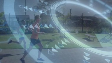 Üç erkek koşucu, zindelik ölçümlerini göstermekte zayıflayan dijital kaplama ile asfalt yolda koşuyor. Atletik, sağlıklı, açık hava, hareket, teknoloji, fitness, takım çalışması