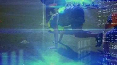 Futbolcular kalaslardan koni çevikliğine geçiş yaparken veriler optimizasyon hareketini örtüyor. Atletizm, takım çalışması, antrenman, spor giyimi, fitness, rekabetçi, açık hava