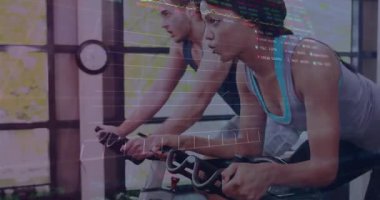 Bisikletçilerden oluşan bir grup bisiklet stüdyosunda bisiklet sürüp pedal çeviriyor ve sağlık grafikleri hazırlıyorlar. Fitness, grup aktivitesi, kardiyovasküler, motivasyon, yüksek teknoloji, eğitim, sağlık